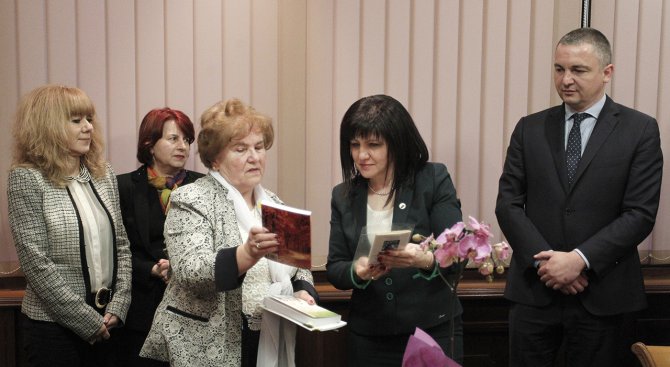 Цвета Караянчева разговаря с представители на дамски организации във Варна (снимки)