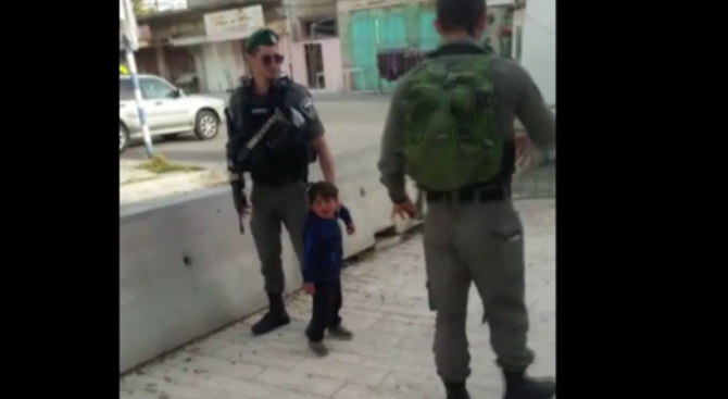 Израелски войници задържаха 3-годишно палестинче, провокирало ги (видео)
