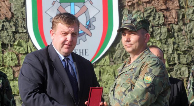 Красимир Каракачанов присъства на учение на Сухопътни войски в Белене (снимки)