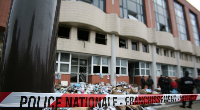 Куршуми летяха по избягал във Франция азербайджански журналист. Убиха жена му