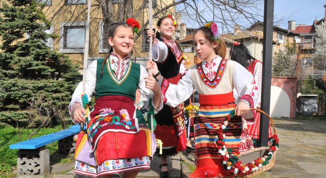 Момичета пресъздадоха българския обичай лазаруване (снимки)