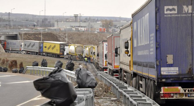 Силно интензивен трафик на границата с Турция