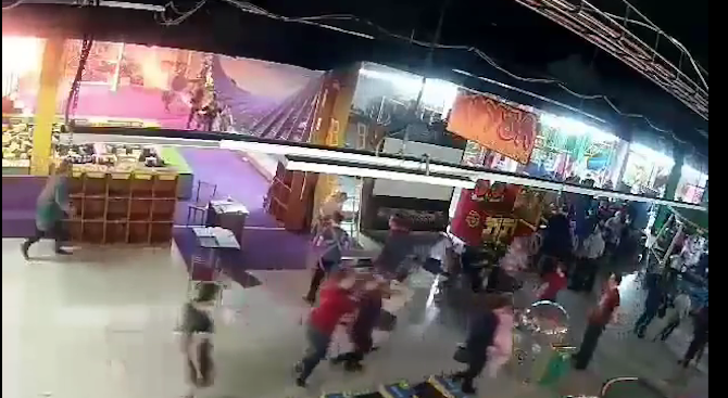 Вижте началото на пожара в руския мол (видео)