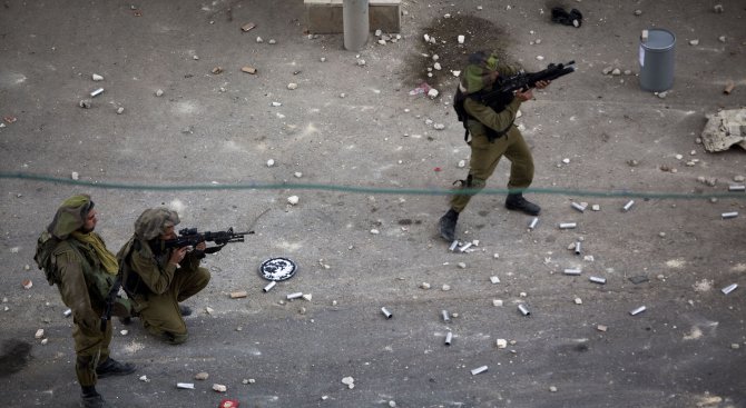 Арабин нападна израелски военни с кола. Те го убиха