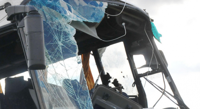 Автобус с пътници катастрофира на пътя Русе - Разград