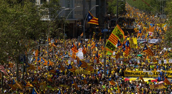 Над 300 000 души на митинг в Барселона, искат свобода за сепаратистки лидери (видео+снимки)