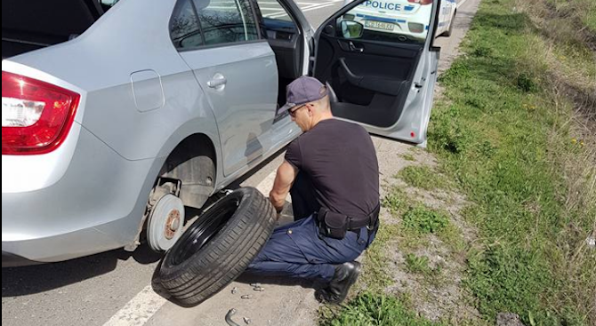 Полицай, помогнал на момичета да сменят гумата на кола, стана хит в мрежата (снимки)