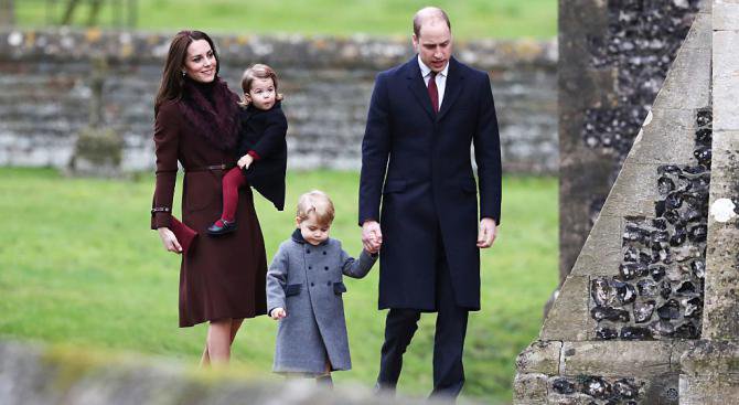 Фенове на принц Уилям и Кейт прииждат към болницата, в която ще се роди 3-то им дете