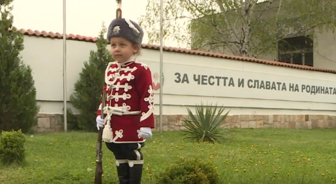 Най-малкият гвардеец у нас – 3-годишният Никола, спечели сърцата на всички българи