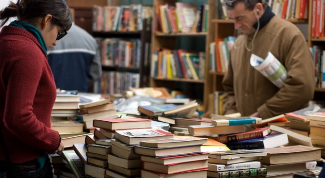 Евростат: Българинът харчи най-малко пари за книги в Европейския съюз