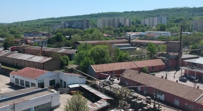 Хеликоптер кацна аварийно в Свищов (видео)