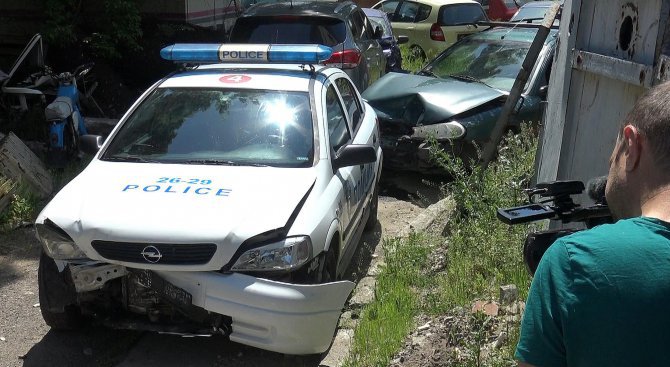 Кола се заби в патрулка и вкара двама полицаи в болница