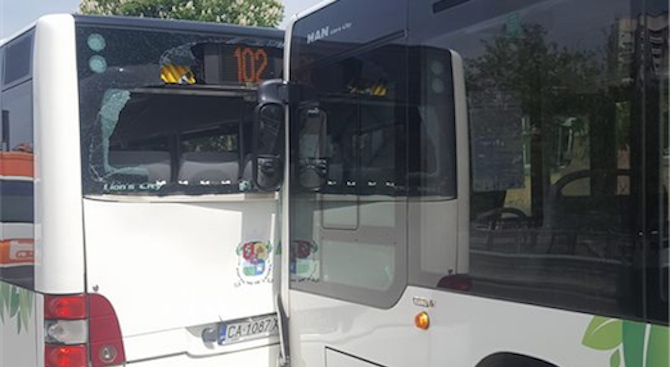 Два автобуса се сблъскаха в София (снимки)