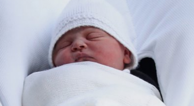 Малкият принц Луи в прегръдките на сестра си (снимки)