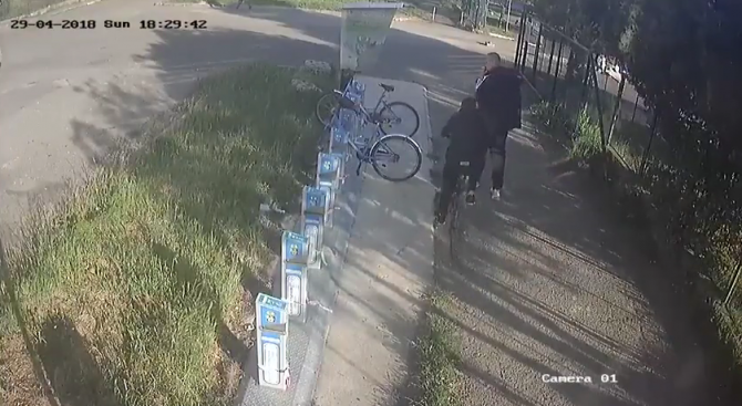 Мъж стреля по велосипеден киоск в Бургас (видео)