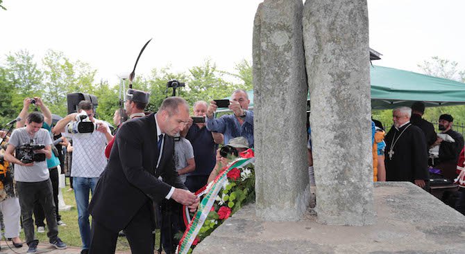 Президентът Радев се преклони пред българския мемориал в Ново село (снимки)