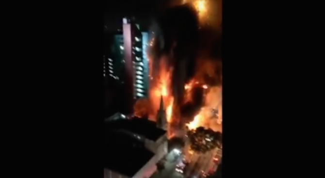 Вижте рухването на 26-етажната горяща сграда в Бразилия (видео)