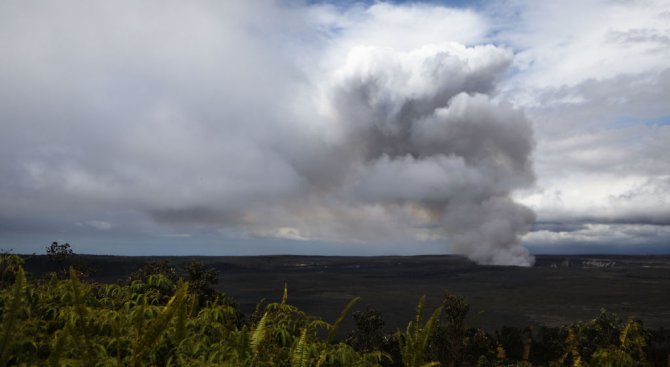 Изригналият вулкан на Хаваите застрашава електроцентрала
