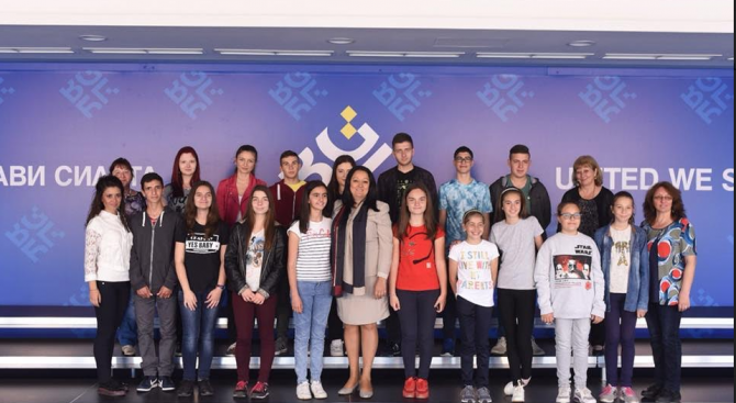 Министър Лиляна Павлова посрещна ученици от община Белене в НДК (снимки)