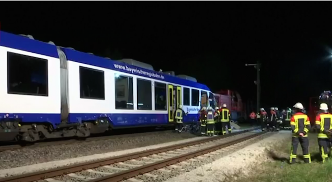 Пътнически и товарен влак се сблъскаха в Германия, има жертви (видео)