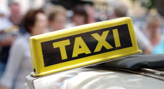Шофьор се опита да открадне 118 000 евро, забравени в таксито му