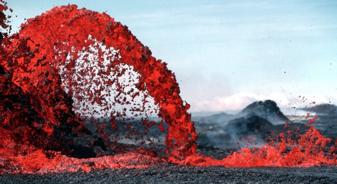 Силна експлозия избухна във вулкан в Хавай