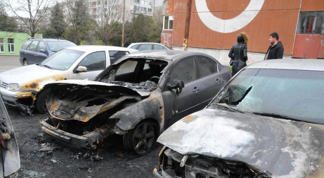 Пет автомобила горяха в Бургас пред жилищна сграда, палежът е умишлен