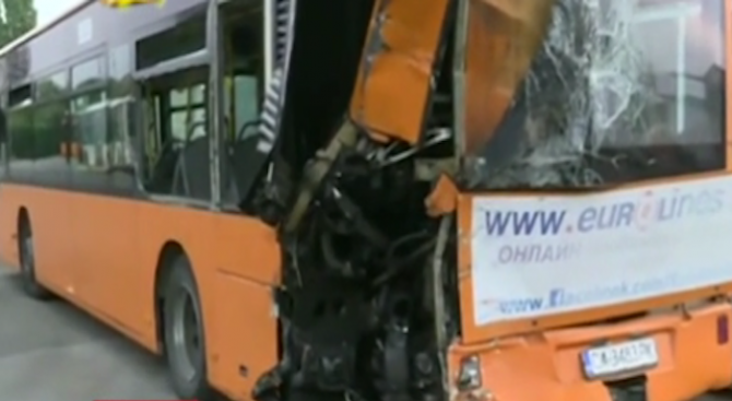 Повдигнаха обвинение на шофьора на ТИР-а, ударил автобус на "Тракия"