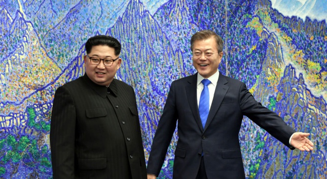 Двете Кореи обсъждат дали да си стиснат ръцете