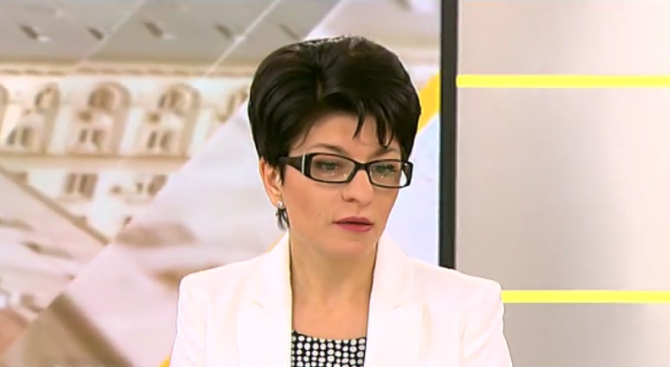 Десислава Атанасова: Румен Радев в Москва беше като подгряваща група