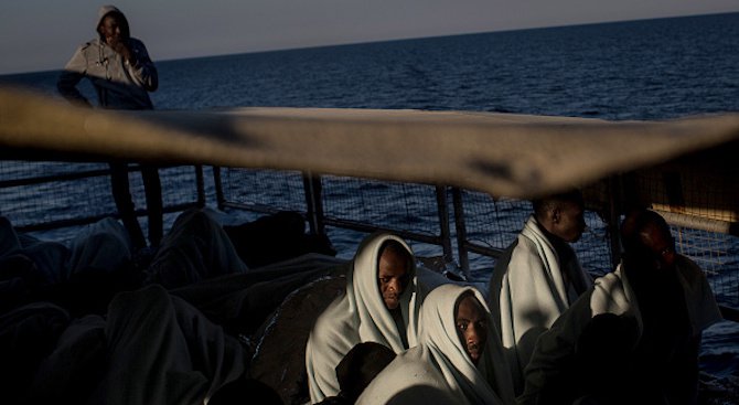 Испански кораби спасиха 162 мигранти в Средиземно море