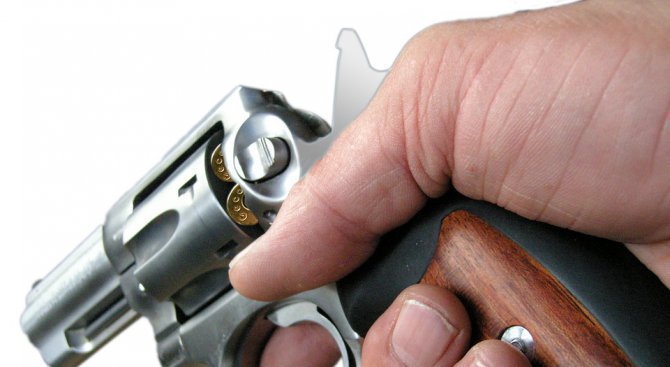 Пенсионер укри незаконен пистолет и патрони, хванаха го