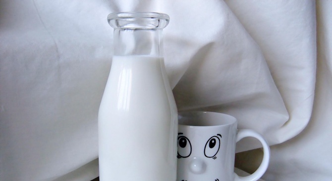 Лекари препоръчват пълните деца да пият по половин литър мляко на ден