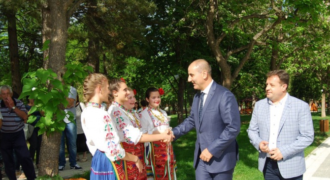 Цветанов участва в откриването на обновен парк в Горна Оряховица (снимка)