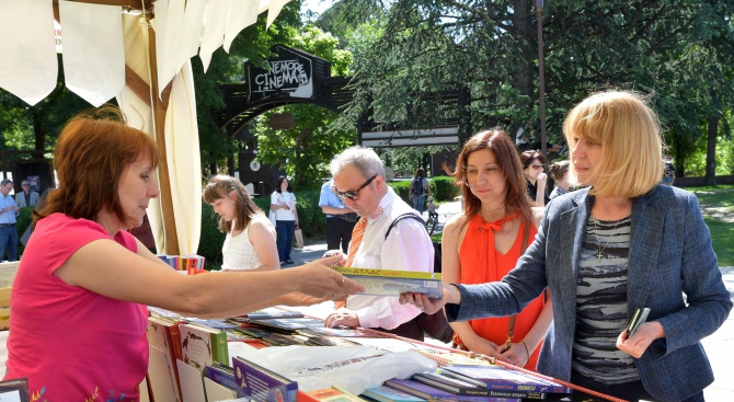 Йорданка Фандъкова закупи книги за внуците си от щандовете на „Пролетният базар на книгата“ (снимки)