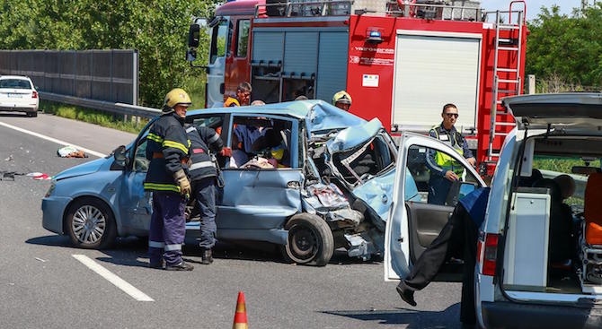 Камион и лек автомобил катастрофираха на изхода на София (снимки)