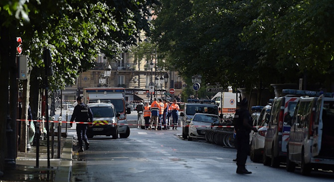 Паника в Париж: Взривиха камион заради съмнение за бомба