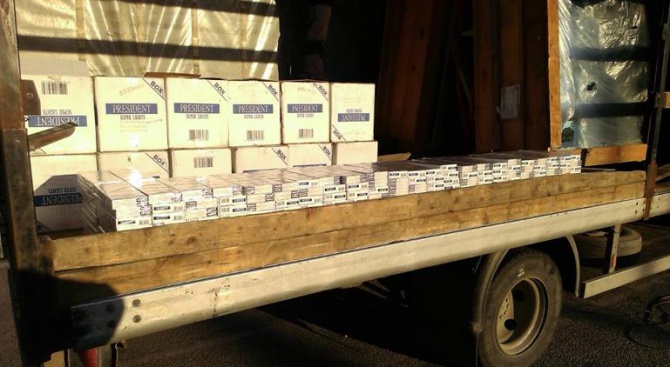 Откриха 330 000 къса контрабандни цигари на ГКПП-Кулата (снимки)