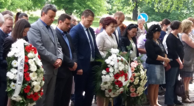 Перничани отрупаха паметника на Ботев с цветя (снимка)