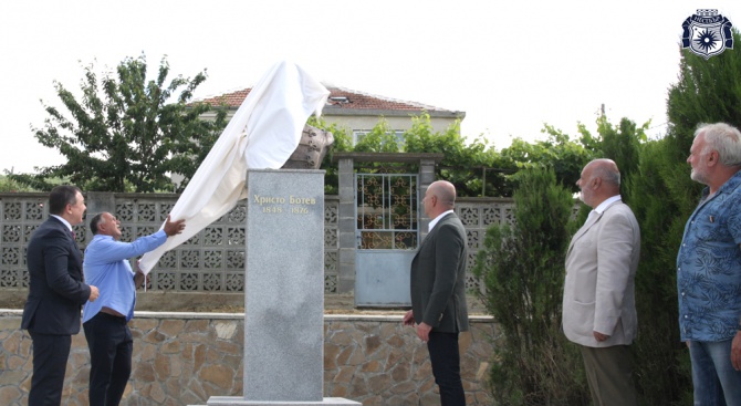 В Несебър откриха паметник на Христо Ботев (снимки)