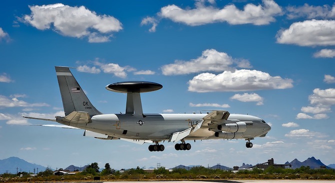Показват самолет на НАТО на Летище София