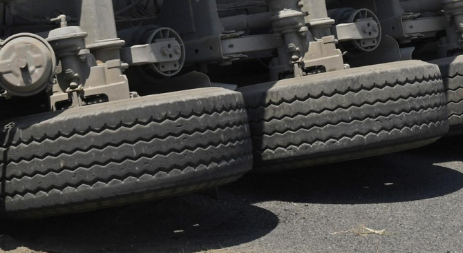 Катастрофа между камион с дърва и лека кола блокира пътя Реброво -Луково