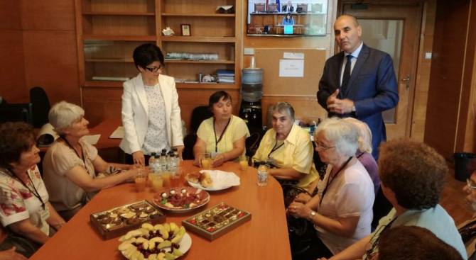 Цветанов посрещна в НС дамите от клуб "Просвещение" от град Кубрат