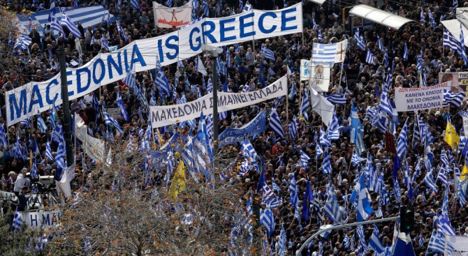 Гърци се биха заради "Македония" (видео)