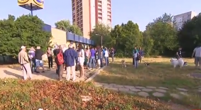 Жители на кв. „Борово” се вдигнаха на бунт срещу застрояването на градинка