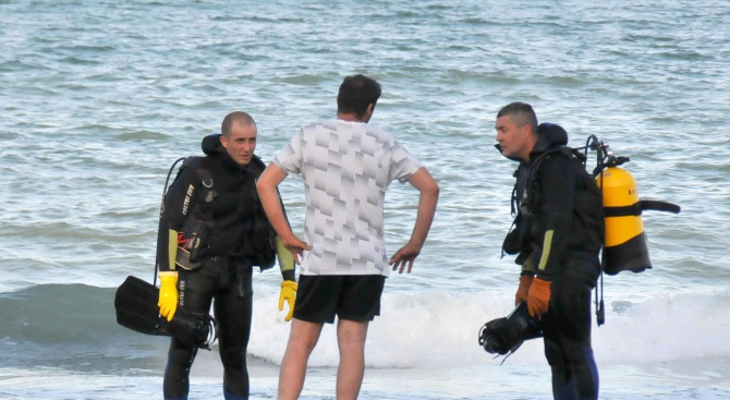 Извадиха трупа на момчето, което се удави на Северния плаж в Бургас (снимки)