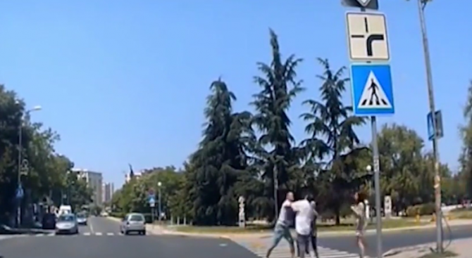 Шофьор и пешеходец се млатиха на бургаско кръстовище (видео)