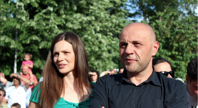 Жената на Томислав Дончев: Всяка циганка от блока в Ботевград да се отрече от мъжа си, ако е хвърлял камъни и дърве по полицаите