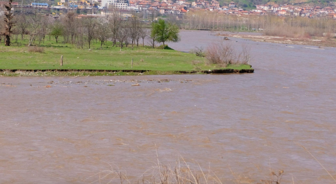 Пороите продължават - над 30 сигнала за наводнения в Пазарджик 