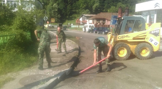 Сухопътните войски продължават да помагат на хората в град Смолян